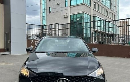 Hyundai Solaris II рестайлинг, 2022 год, 1 800 000 рублей, 2 фотография