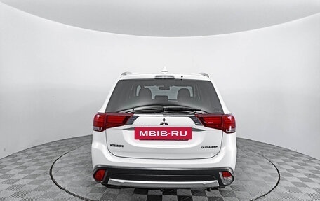 Mitsubishi Outlander III рестайлинг 3, 2017 год, 2 527 000 рублей, 6 фотография