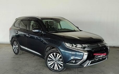 Mitsubishi Outlander III рестайлинг 3, 2020 год, 3 100 000 рублей, 3 фотография