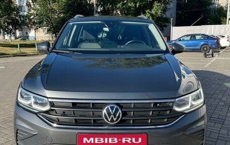 Volkswagen Tiguan II, 2021 год, 2 999 000 рублей, 3 фотография