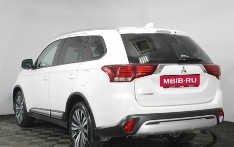 Mitsubishi Outlander III рестайлинг 3, 2021 год, 2 590 000 рублей, 7 фотография