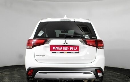 Mitsubishi Outlander III рестайлинг 3, 2021 год, 2 590 000 рублей, 6 фотография