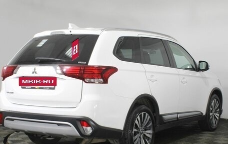 Mitsubishi Outlander III рестайлинг 3, 2021 год, 2 590 000 рублей, 5 фотография