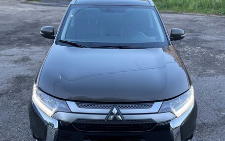 Mitsubishi Outlander III рестайлинг 3, 2020 год, 3 060 000 рублей, 2 фотография