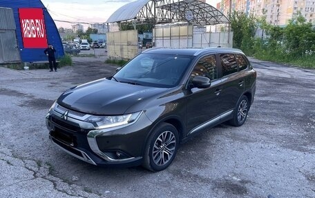 Mitsubishi Outlander III рестайлинг 3, 2020 год, 3 060 000 рублей, 4 фотография