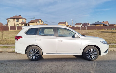 Mitsubishi Outlander III рестайлинг 3, 2022 год, 3 000 000 рублей, 2 фотография