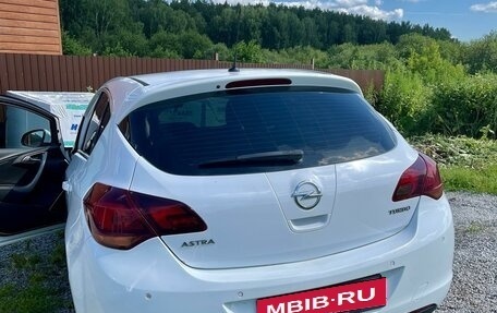 Opel Astra J, 2010 год, 900 000 рублей, 3 фотография