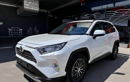 Toyota RAV4, 2021 год, 3 950 000 рублей, 2 фотография