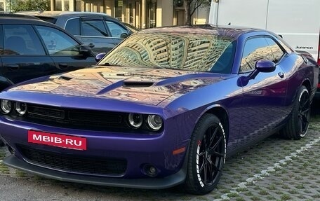 Dodge Challenger III рестайлинг 2, 2018 год, 3 950 000 рублей, 3 фотография