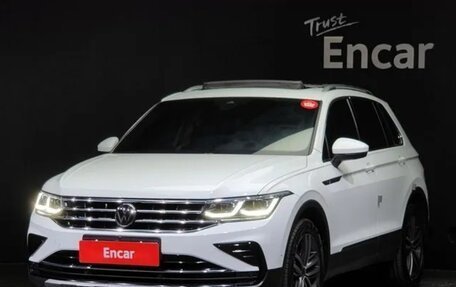 Volkswagen Tiguan II, 2022 год, 3 550 000 рублей, 1 фотография