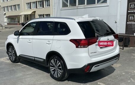 Mitsubishi Outlander III рестайлинг 3, 2021 год, 2 630 000 рублей, 4 фотография