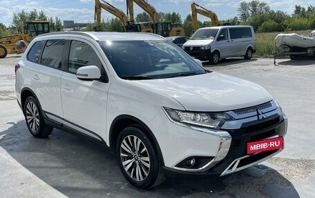 Mitsubishi Outlander III рестайлинг 3, 2021 год, 2 630 000 рублей, 3 фотография