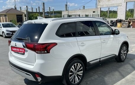 Mitsubishi Outlander III рестайлинг 3, 2021 год, 2 630 000 рублей, 2 фотография