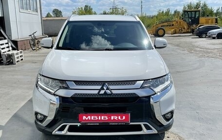 Mitsubishi Outlander III рестайлинг 3, 2021 год, 2 630 000 рублей, 6 фотография