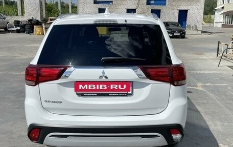 Mitsubishi Outlander III рестайлинг 3, 2021 год, 2 630 000 рублей, 5 фотография