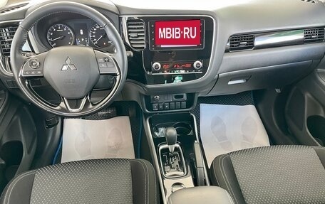 Mitsubishi Outlander III рестайлинг 3, 2021 год, 2 630 000 рублей, 9 фотография