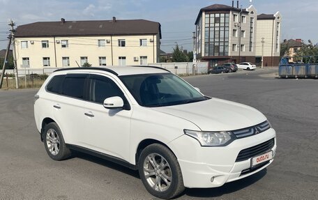 Mitsubishi Outlander III рестайлинг 3, 2013 год, 1 800 000 рублей, 2 фотография