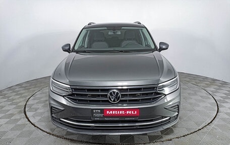 Volkswagen Tiguan II, 2021 год, 3 679 000 рублей, 2 фотография