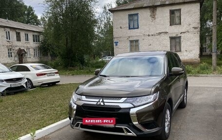 Mitsubishi Outlander III рестайлинг 3, 2019 год, 2 800 000 рублей, 2 фотография