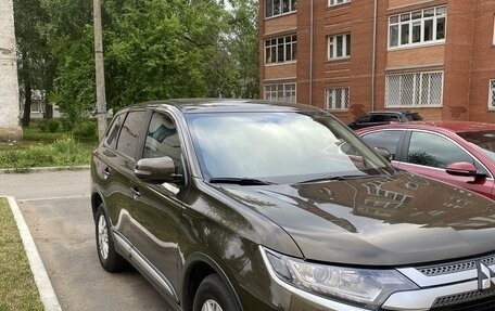 Mitsubishi Outlander III рестайлинг 3, 2019 год, 2 800 000 рублей, 3 фотография