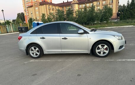 Chevrolet Cruze II, 2010 год, 599 000 рублей, 3 фотография