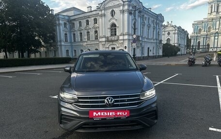 Volkswagen Tiguan II, 2022 год, 4 150 000 рублей, 2 фотография