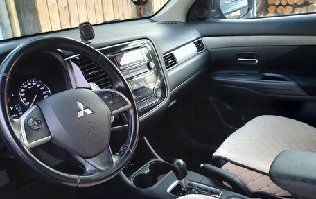 Mitsubishi Outlander III рестайлинг 3, 2014 год, 1 460 000 рублей, 8 фотография