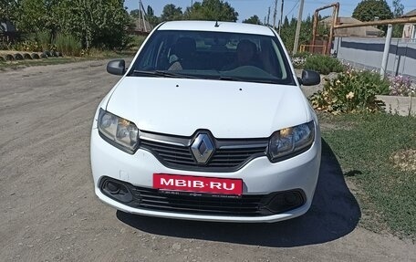 Renault Logan II, 2018 год, 900 000 рублей, 3 фотография