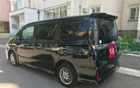 Toyota Voxy III, 2016 год, 1 950 000 рублей, 7 фотография