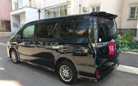 Toyota Voxy III, 2016 год, 1 950 000 рублей, 9 фотография