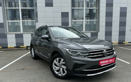 Volkswagen Tiguan II, 2021 год, 4 000 000 рублей, 2 фотография