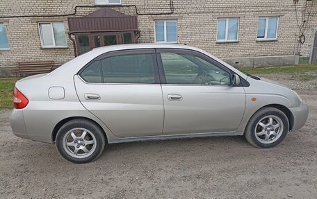 Toyota Prius IV XW50, 2002 год, 500 000 рублей, 4 фотография