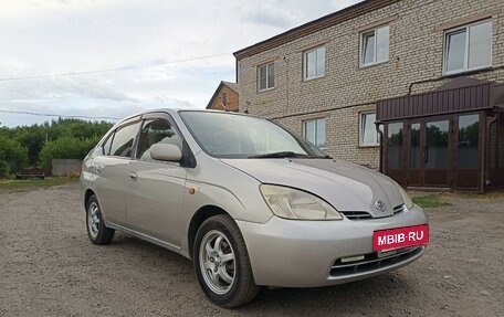 Toyota Prius IV XW50, 2002 год, 500 000 рублей, 2 фотография