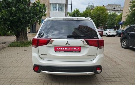 Mitsubishi Outlander III рестайлинг 3, 2018 год, 2 050 000 рублей, 2 фотография