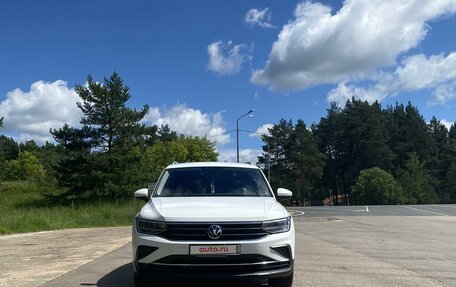 Volkswagen Tiguan II, 2021 год, 3 650 000 рублей, 2 фотография