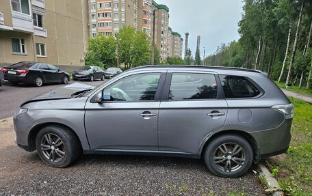 Mitsubishi Outlander III рестайлинг 3, 2012 год, 700 000 рублей, 4 фотография