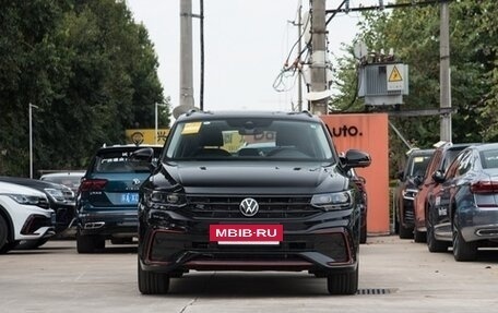 Volkswagen Tiguan II, 2023 год, 4 270 000 рублей, 2 фотография