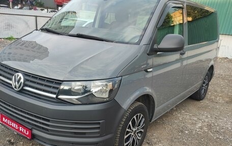 Volkswagen Caravelle T6 рестайлинг, 2016 год, 2 970 000 рублей, 1 фотография