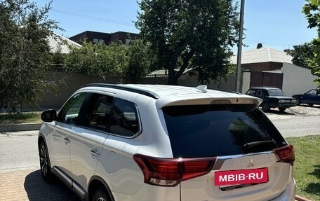 Mitsubishi Outlander III рестайлинг 3, 2021 год, 2 950 000 рублей, 7 фотография