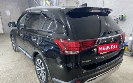 Mitsubishi Outlander III рестайлинг 3, 2019 год, 3 000 000 рублей, 4 фотография