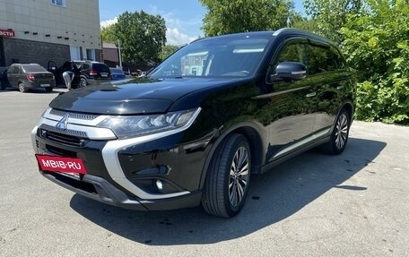 Mitsubishi Outlander III рестайлинг 3, 2019 год, 3 000 000 рублей, 2 фотография