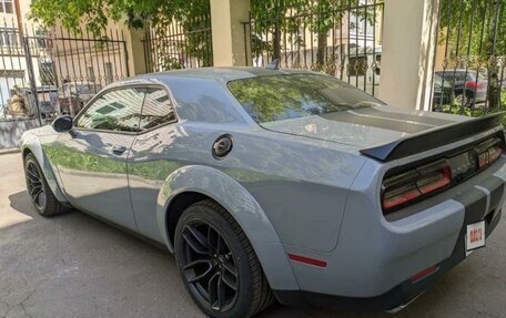 Dodge Challenger III рестайлинг 2, 2021 год, 6 300 000 рублей, 2 фотография