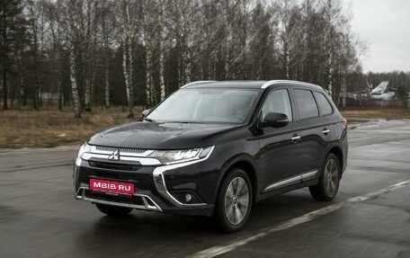 Mitsubishi Outlander III рестайлинг 3, 2019 год, 2 340 000 рублей, 1 фотография