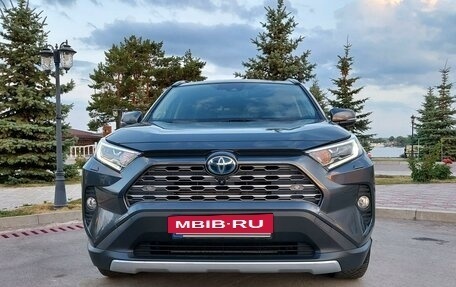 Toyota RAV4, 2020 год, 3 860 000 рублей, 2 фотография