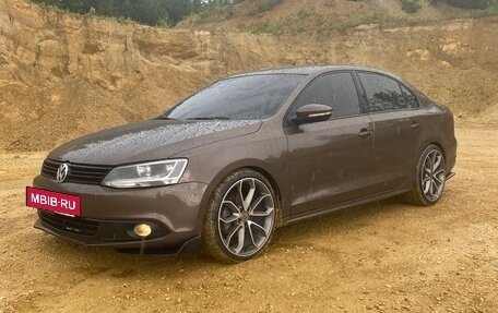 Volkswagen Jetta VI, 2013 год, 1 400 000 рублей, 2 фотография