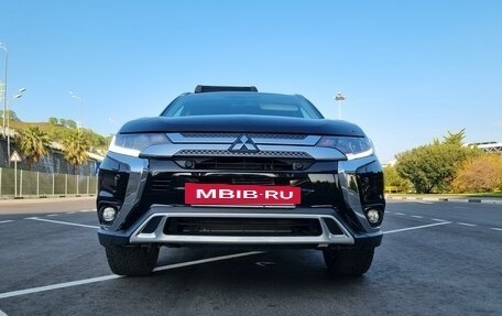 Mitsubishi Outlander III рестайлинг 3, 2018 год, 2 730 000 рублей, 3 фотография