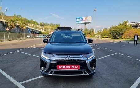 Mitsubishi Outlander III рестайлинг 3, 2018 год, 2 730 000 рублей, 4 фотография