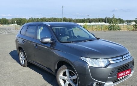 Mitsubishi Outlander III рестайлинг 3, 2014 год, 1 870 000 рублей, 1 фотография