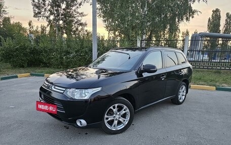 Mitsubishi Outlander III рестайлинг 3, 2012 год, 1 690 000 рублей, 2 фотография