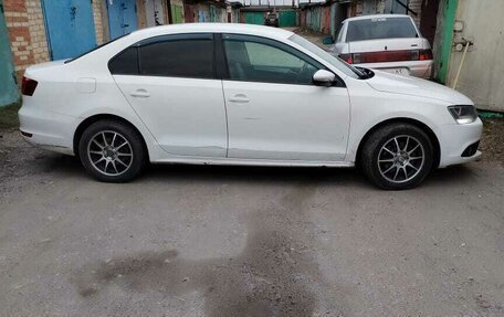 Volkswagen Jetta VI, 2011 год, 800 000 рублей, 2 фотография